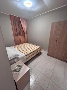 Un dormitorio con una cama y una mesa. en Residence San Martino Appartamento mini en Busso