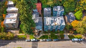 une vue de tête d'un bâtiment avec des voitures garées sur un parking dans l'établissement Darth Vader's Death Star Suite, à Seattle