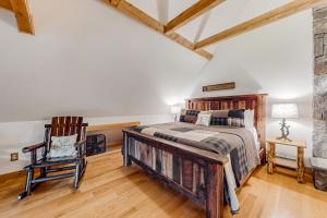 Säng eller sängar i ett rum på Gondola Lodge