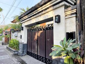 a wooden gate on the side of a building at Villaok in Kuta
