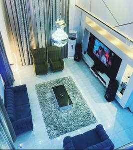 an aerial view of a living room with a couch and a tv at Luxurythemain in Ibadan