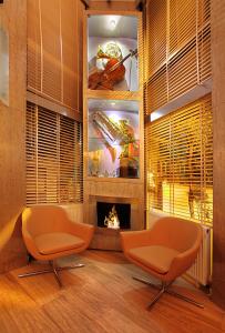 twee oranje stoelen in een woonkamer met een open haard bij Jazz Hotel Nisantasi in Istanbul