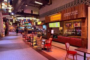 un restaurante con mesas y sillas rojas y un bar en Elegant Stay at Resorts World Strip Las Vegas, en Las Vegas