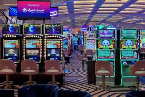un casino rempli de nombreuses machines à sous dans l'établissement Elegant Stay at Resorts World Strip Las Vegas, à Las Vegas