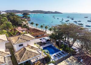 an aerial view of a resort with a pool and a beach at Bz48 Condomínio frente a Orla Bardot!Casa 4 suítes in Búzios