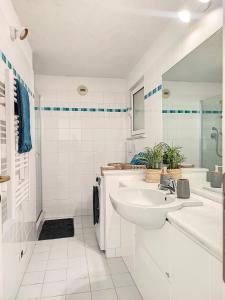 a white bathroom with two sinks and a shower at Superbe appartement avec Jardin in Villeneuve-Loubet