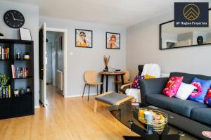 un soggiorno con divano e tavolo di Spacious House by AV Hughes Properties Short Lets & Serviced Accommodation Northampton with Free Parking & Fast Wi-Fi a Kingsthorpe