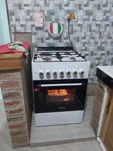 einen Herd in einer Küche mit Backofen in der Unterkunft Mama Aziz Homestay in Arusha