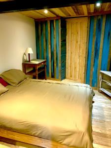 a bedroom with a bed and a table in a room at Charmant logement en bord de rivière et proche de la gare du Mans in Le Mans