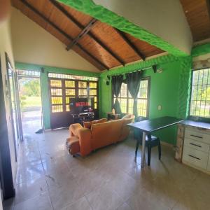 een woonkamer met een bank en een tafel bij Casa de campo in Restrepo