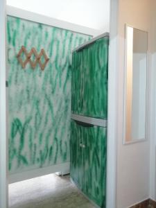 un armario verde en una habitación con una pared verde en ITALIAN Bed Breakfast en Paglieta