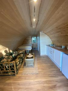 Кухня или мини-кухня в The Nest cabin
