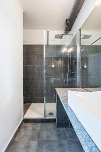 皮特爾角城的住宿－Studio élégant Marina du Gosier，带淋浴、盥洗盆和浴缸的浴室