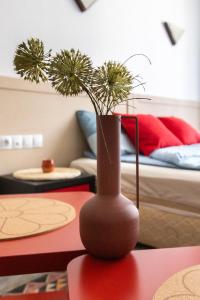 um vaso com plantas em cima de uma mesa em Fab studio in 5 min Gondola walk em Bansko