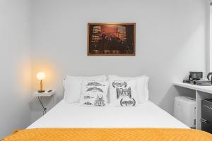 Postel nebo postele na pokoji v ubytování Bobba Fett's Carbonite Suite
