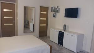 1 dormitorio con cama blanca y espejo en My Quiet Place near Carcassonne en Carcassonne