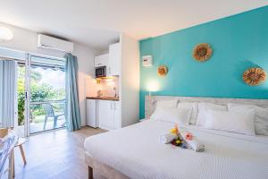 Postel nebo postele na pokoji v ubytování Studio élégant Marina du Gosier avec citerne + 6 fotografií