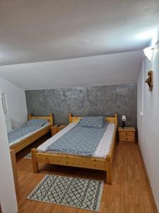 a bedroom with two beds in a room at Cabana dintre munti in Gureni