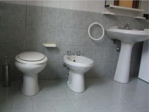 La salle de bains est pourvue de toilettes et d'un lavabo. dans l'établissement Foresteria Casa Dante, à Leno