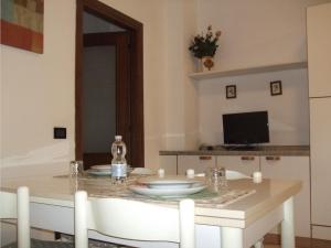- une salle à manger avec une table et des assiettes dans l'établissement Foresteria Casa Dante, à Leno