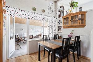 eine Küche und ein Esszimmer mit einem Tisch und Stühlen in der Unterkunft Ein Zuhause zum Wohlfühlen in Olofström