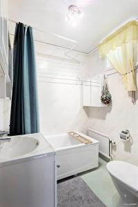 ein weißes Bad mit einem Waschbecken und einem WC in der Unterkunft Ein Zuhause zum Wohlfühlen in Olofström