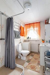 ein Bad mit einem WC und einem Waschbecken in der Unterkunft Ein Zuhause zum Wohlfühlen in Olofström