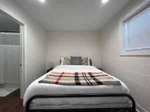 um quarto com uma cama com um cobertor em 1BR Near Downtown & Mountain Goat Coffee em Greenville