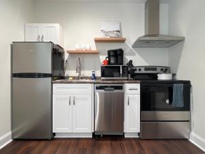 uma cozinha com um frigorífico de aço inoxidável e um micro-ondas em 1BR Near Downtown & Mountain Goat Coffee em Greenville