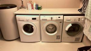 two washing machines and a washer and dryer in a kitchen at Leilighet for korttidsleie in Otta