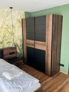 Postel nebo postele na pokoji v ubytování Gemütliches Studio im Stadtkern mit Kanalblick