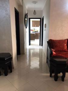 - un salon avec un canapé et une table dans l'établissement Tanja baliya, à Tanger