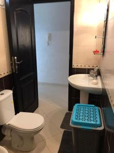 La salle de bains est pourvue de toilettes et d'un lavabo. dans l'établissement Tanja baliya, à Tanger