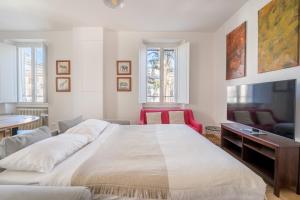 - une chambre avec un grand lit et un bureau dans l'établissement Fisher's Apartment in Testaccio, à Rome