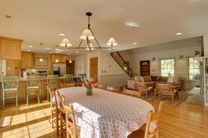 comedor y sala de estar con mesa y cocina en Spacious Family-Friendly Virginia Home on 5 Acres!, en Orange