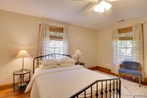 1 dormitorio con 1 cama y 2 ventanas en Spacious Family-Friendly Virginia Home on 5 Acres!, en Orange