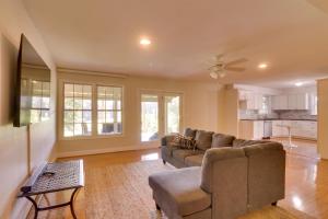sala de estar con sofá y mesa en Spacious Family-Friendly Virginia Home on 5 Acres!, en Orange