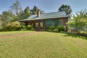 une maison avec une grande cour devant elle dans l'établissement Spacious Family-Friendly Virginia Home on 5 Acres!, à Orange