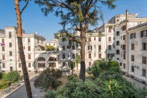 een uitzicht op een gebouw met bomen op de voorgrond bij Fischer's Apartment in Testaccio in Rome