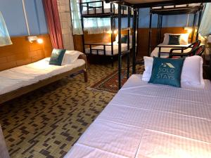 duas camas num quarto com dois conjuntos de beliches em Solo Stays - Backpacker hostel em Darjeeling