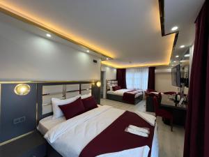 Habitación de hotel con cama grande y escritorio. en Lale Sultan Hotel, en Estambul