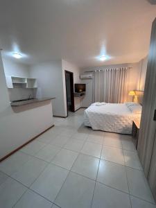 ein Schlafzimmer mit einem Bett und Fliesenboden in der Unterkunft Aquarius Flat Studio 601 in Santa Cruz do Sul
