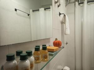 uma casa de banho com quatro garrafas de mel e uma abóbora em Casa VerdeMare em Lido di Ostia