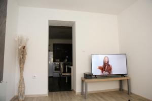 TV de pantalla plana en la mesa de la sala de estar en Apartman Grey en Jastrebarsko