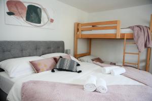 a bedroom with a bed with two bunk beds at Apartman Grey in Jastrebarsko