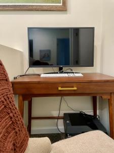 biurko z monitorem komputerowym i drukarką w obiekcie The Blue Door at Sylva Home Base Apartments w mieście Sylva