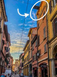 vistas a una calle de la ciudad con una flecha blanca en Healthy Flat Bologna, en Bolonia