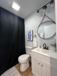 Un baño de 5BR 4B Huge Space with 2 Level Game Barn