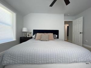 Una cama o camas en una habitación de 5BR 4B Huge Space with 2 Level Game Barn
