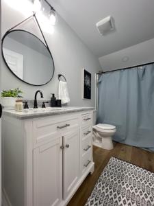 Un baño de 5BR 4B Huge Space with 2 Level Game Barn